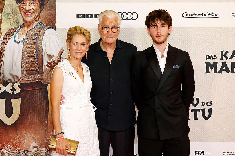 Sky du Mont mit Partnerin Julia Schütze und Sohn Fayn Neven du Mont bei der Premiere des Kinofilms "Das Kanu des Manitu" im Mathäser Filmpalast. Sky du Mont mit Partnerin Julia Schütze und Sohn Fayn Neven du Mont bei der Premiere des Kinofilms "Das Kanu des Manitu" im Mathäser Filmpalast.