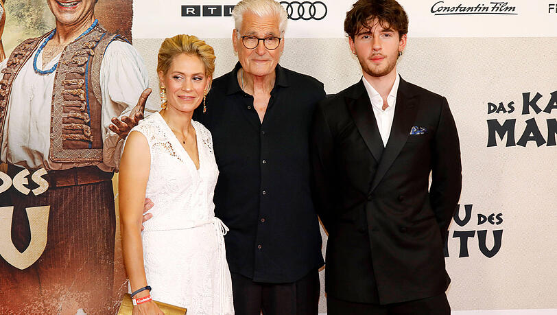 Sky du Mont mit Partnerin Julia Schütze und Sohn Fayn Neven du Mont bei der Premiere des Kinofilms "Das Kanu des Manitu" im Mathäser Filmpalast. Sky du Mont mit Partnerin Julia Schütze und Sohn Fayn Neven du Mont bei der Premiere des Kinofilms "Das Kanu des Manitu" im Mathäser Filmpalast.
