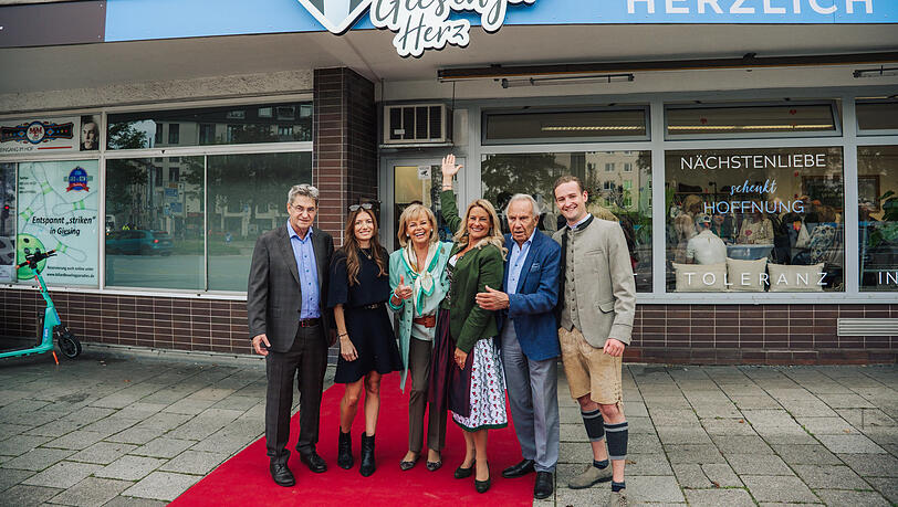 Sie feiern gemeinsam die Eröffnung des Giesinger Herz am Donnerstag: (v.l.) Sponsor Günther Jocher, Herz-Botschafterin Martha Burnhauser, die Wirtefamilie Margot, Silja und Günter Steinberg und Niclas Schrank, Sohn von Silja Steinberg. Sie feiern gemeinsam die Eröffnung des Giesinger Herz am Donnerstag: (v.l.) Sponsor Günther Jocher, Herz-Botschafterin Martha Burnhauser, die Wirtefamilie Margot, Silja und Günter Steinberg und Niclas Schrank, Sohn von Silja Steinberg.