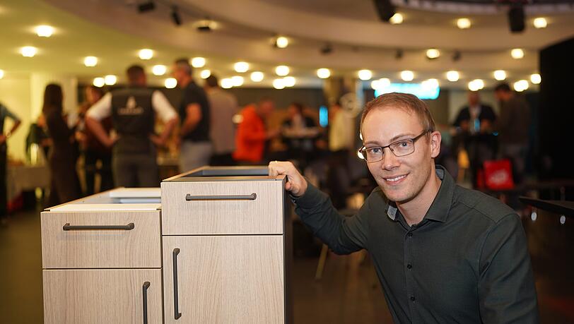 Andreas Hofer ist Schreinermeister und leitet bei Kempfle Küchen den Einkauf. Andreas Hofer ist Schreinermeister und leitet bei Kempfle Küchen den Einkauf.