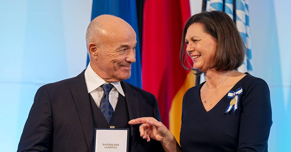 -ber-40-Verfassungsorden-f-r-Prominente-und-B-rger