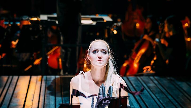Die Sopranistin Nina Bezu in Josef E. Köpplingers Wagner-Inszenierung im Passionsspielhaus von Erl. Die Sopranistin Nina Bezu in Josef E. Köpplingers Wagner-Inszenierung im Passionsspielhaus von Erl.