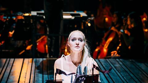 Die Sopranistin Nina Bezu in Josef E. K&ouml;pplingers Wagner-Inszenierung im Passionsspielhaus von Erl.