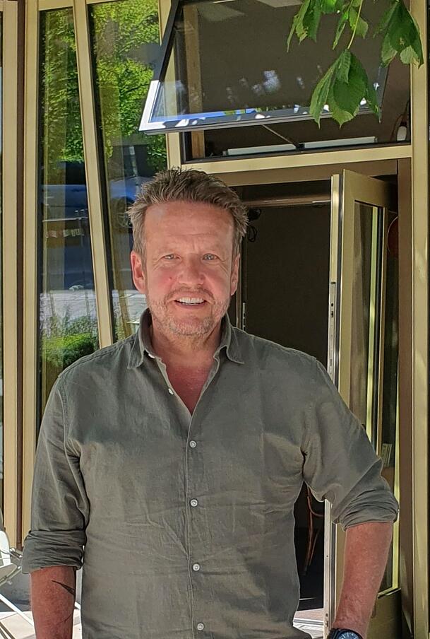 Jochen Schölch vor seinem Theater in der Floriansmühlstraße 5 Jochen Schölch vor seinem Theater in der Floriansmühlstraße 5