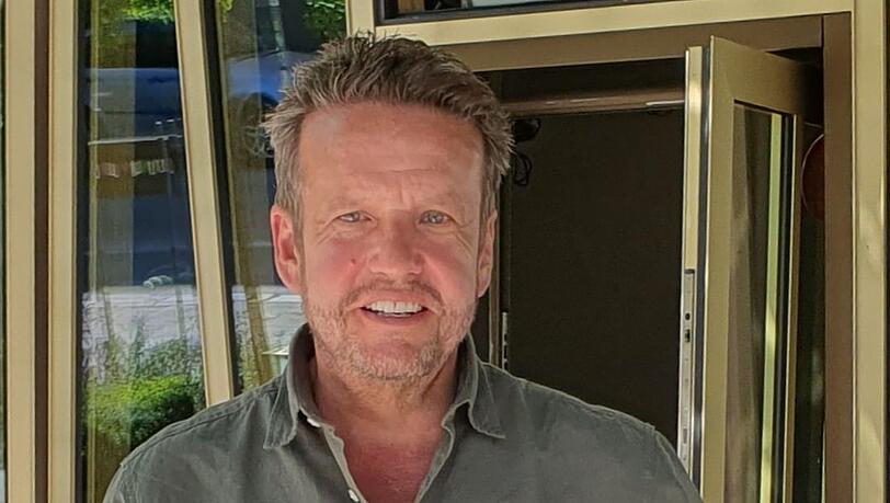 Jochen Sch&ouml;lch vor seinem Theater in der Floriansm&uuml;hlstra&szlig;e 5