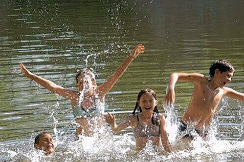 Im &bdquo;sommerfrischen Fließgewässer&ldquo; Pegnitz darf man, wie hier an der Hallerwiese, planschen. Baden ist jedoch verboten.