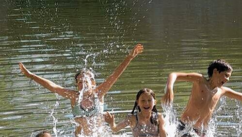 Im „sommerfrischen Fließgewässer“ Pegnitz darf man, wie hier an der Hallerwiese, planschen. Baden ist jedoch verboten. Im „sommerfrischen Fließgewässer“ Pegnitz darf man, wie hier an der Hallerwiese, planschen. Baden ist jedoch verboten.