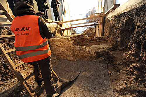 Nur 80 Zentimeter tief und gut erhalten: Teile der Zwingermauer unter der Maximilianstraße.