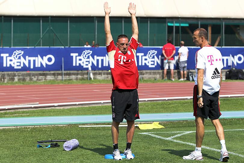Ribéry ist wieder dabei, Lahm und Heynckes schreiben Autogramme, Neuer hechtet nach dem Ball: Bilder aus dem Trainingslager der Bayern am Gardasee