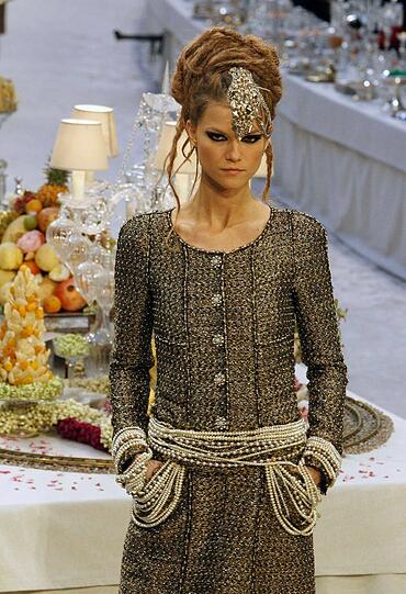 Models aus einer anderen Welt: Karl Lagerfeld hat am Dienstag seine neue &bdquo;Chanel Métiers d&rsquo;Art&ldquo;-Kollektion in Paris präsentiert - hier gibt's die besten Bilder.