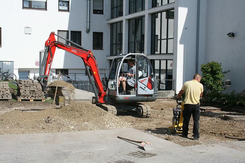 Baustelle vor dem Eingang. Ein neues Pflaster wird verlegt.
