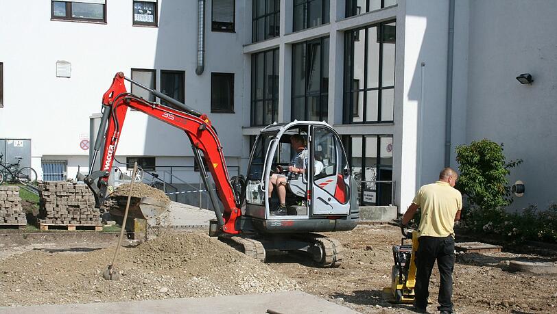 Baustelle vor dem Eingang. Ein neues Pflaster wird verlegt. Baustelle vor dem Eingang. Ein neues Pflaster wird verlegt.