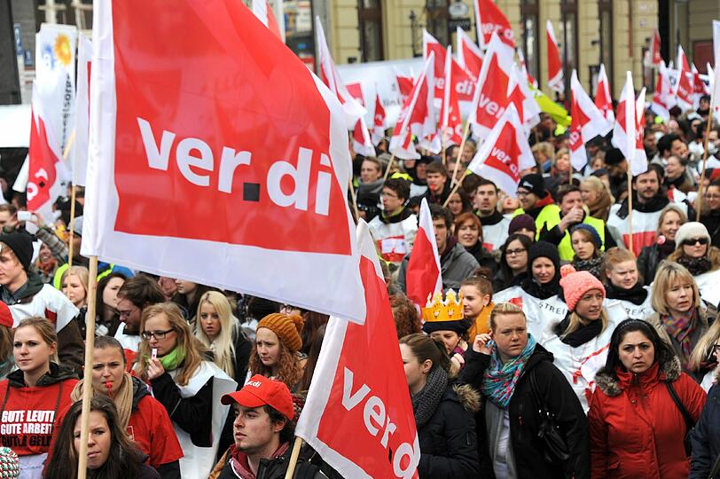 Wie hier in München, legten vielerorts in Bayern tausende öffentlich Bedienstste die Arbeit nieder und demonstrierten für mehr Lohn.