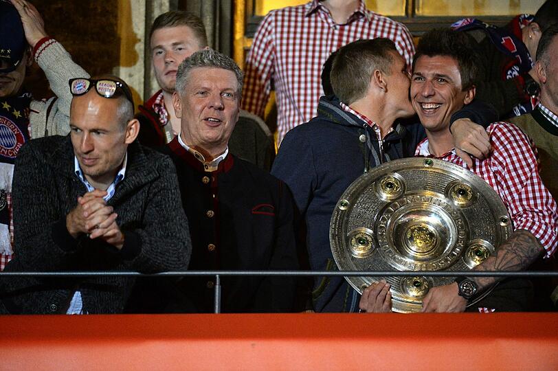So sehen Sieger aus! Ausgelassen feiern die Bayern-Stars die früheste Meisterschaft der Geschichte. Die Bilder vom Marienplatz