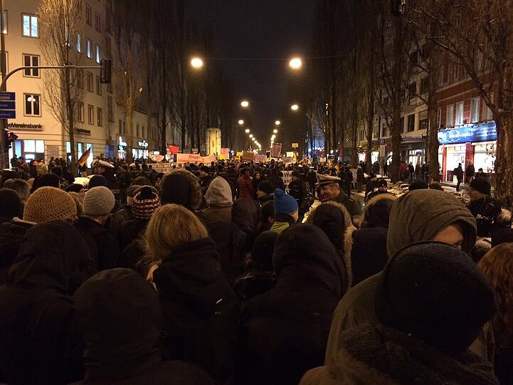 Am Goetheplatz stehen sich Bagida-Anhänger und Gegendemonstranten gegenüber.