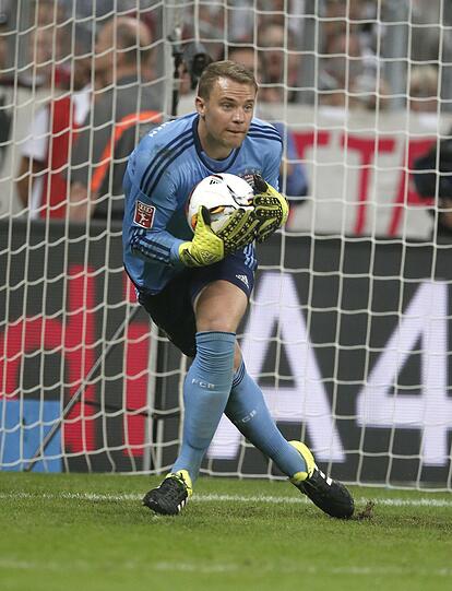 Manuel Neuer, Note 3. In der ersten Halbzeit weitgehend beschäftigungslos. Das änderte sich erst nach der Pause, als Toni Kroos seinen DFB-Kollegen per Freistoß zu einer Glanzparade zwang.