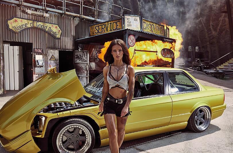 Januar: Der &bdquo;Vulkan&ldquo; im Filmpark Babelsberg bildet die heiße Kulisse für den Shot mit einem brachial umgebauten BMW.