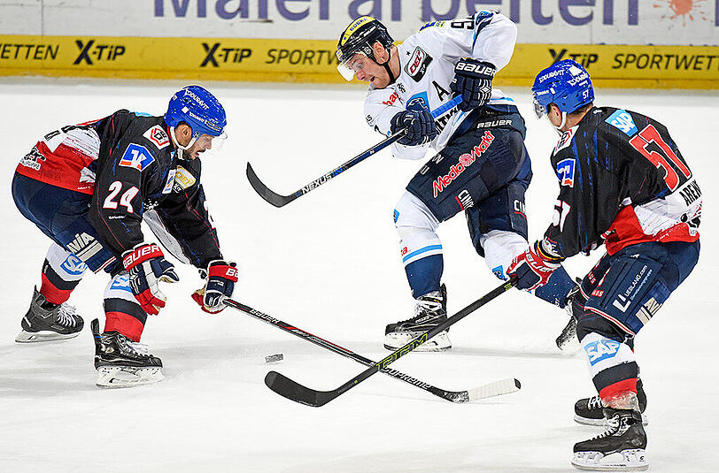 Ausgerechnet der Ex-Münchner Alexander Barta - Mitte, hier im DEL-Spiel bei Adler Mannheim - sorgte mit seinem Tor zum 4:2 für die Entscheidung im bayerischen Derby gegen den EHC.
