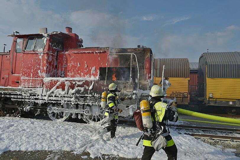 Mit einem Schaumrohr machten die Feuerwehrleute dem Brand den Garaus.