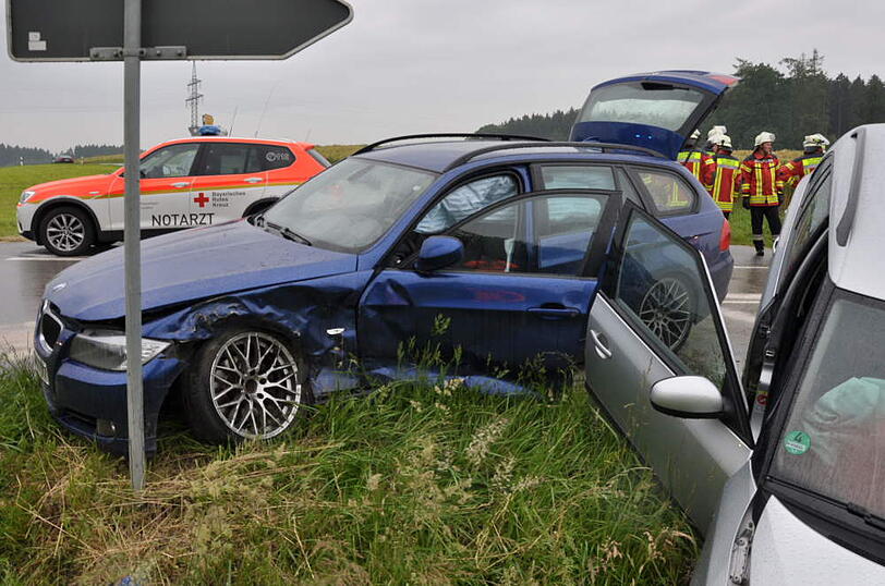 Beide Wracks landeten im Straßengraben.