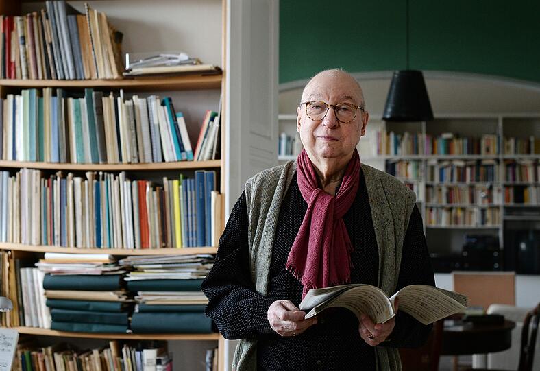 Der Komponist, Pianist und Musikwissenschaftler Aribert Reimann in seiner Wohnung in Berlin-Charlottenburg.