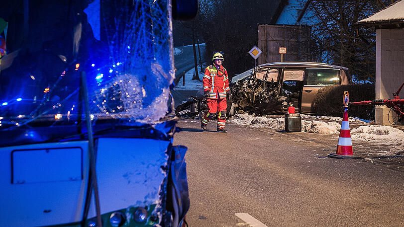 Die VW-Fahrerin war von der Straße abgekommen und in den Bus geprallt.