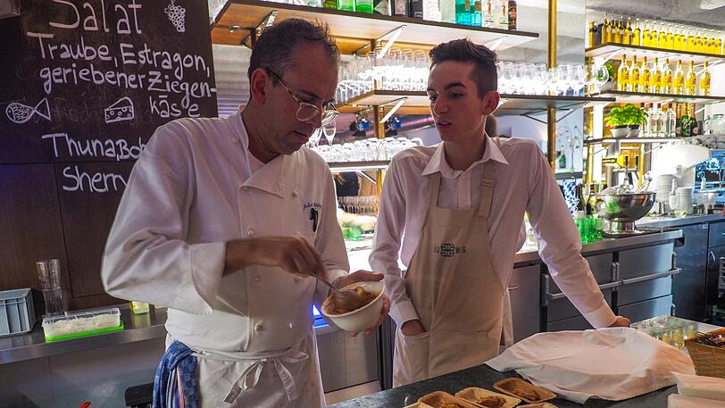 Sternekoch Jakob Stüttgen (l.) tischt in der neuen Gourmet-Tagesbar
&bdquo;raffiniert, aber ohne den Aufwand einer Sternegastronomie&ldquo; auf.