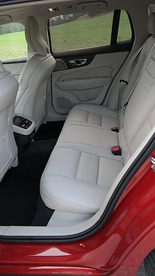 Auch die Hinterbänkler finden im Volvo V60 sehr anständige Platzverhältnisse vor.