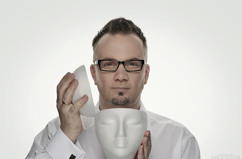 Kann dieser Mann in ihren Kopf schauen? Alexander Schelle.