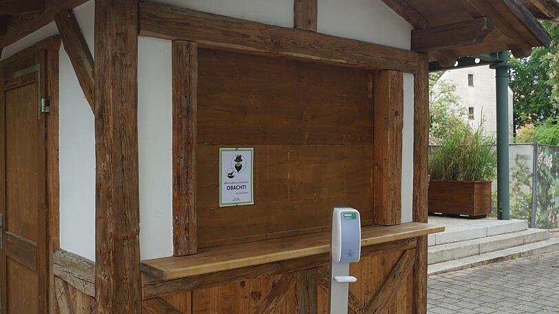 Die Gäste des Nockherbergs werden an "Hygienehütten" willkommen geheißen.