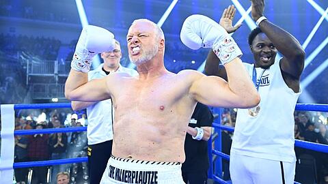 Stefan Raab gab sich vor dem von RTL übertragenen Boxkampf siegessicher und ließ seine Muskeln spielen. Sein Trainer Nelvie Tiafack (r.) jubelte im Ring mit.