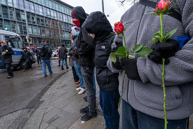 Frauen und Männer bilden eine Menschenkette um den Gedenkort für die Opfer des Anschlags und hindern andere daran, Blumen abzulegen. Nach dem Anschlag vom 13. Februar 2025 und dem Tod einer Mutter und ihrer Tochter ist es an der Ecke Karlstraße/Seidlstraße in München zu einer Spontanversammlung und Konflikten mit Anhängern der AfD gekommen. Die Polizei war mit zahlreichen Einsatzkräften vor Ort.