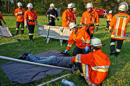 Mitten in der Katastrophen-Übung: die Helfer der Feuerwehr versorgen einen Verletzten-Darsteller.