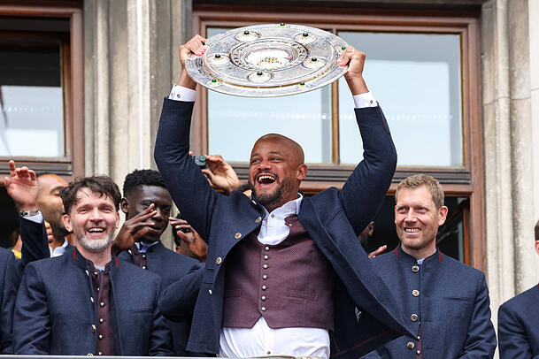 Will das Double perfekt machen: Kompany. Will das Double perfekt machen: Kompany.