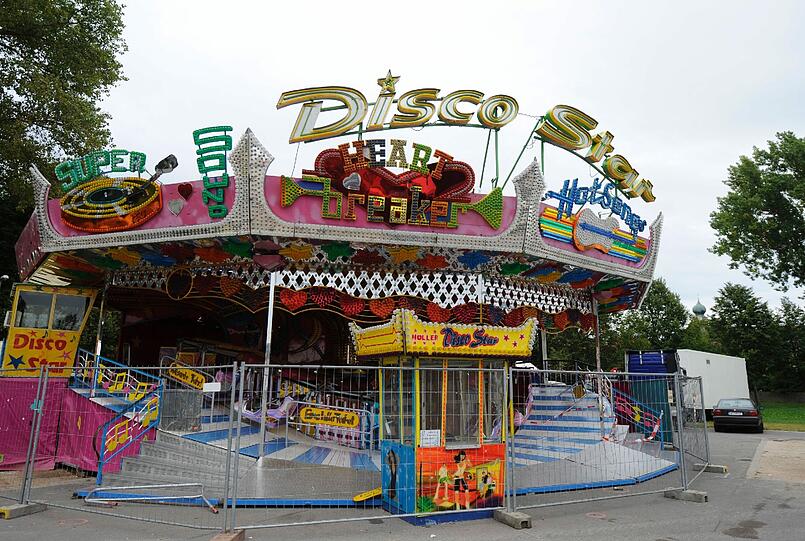 Das Karussel Disco Star auf dem Volksfest in Hemau: Drei Mädchen im Alter zwischen neun und elf Jahren sind am Dienstagabend schwer verletzt worden, als eine Haltestange bei voller Fahrt plötzlich brach und sich die Gondel löste, in der die Mädchen saßen. Die Bilder
