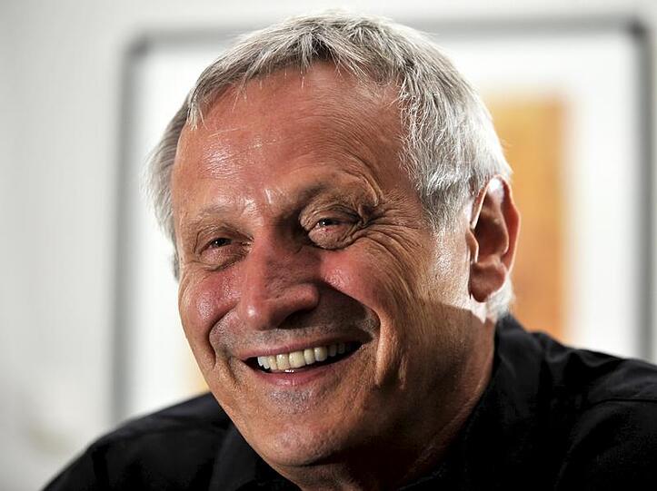 Liedermacher Konstantin Wecker (64) ist wegen eines Fotos von einem Schnitzel verklagt worden.
Das Bild war ohne Genehmigung für Weckers Internet-Auftritt verwendet worden. Der Fotograf verlangte daraufhin mehr als 1000 Euro von dem Sänger. Das Düsseldorfer Amtsgericht habe nun den Vorschlag unterbreitet, dass Wecker 550 Euro und die Hälfte der Gerichts- sowie seine eigenen Anwaltskosten zahle, sagte Gerichtssprecher Stefan Coners am Mittwoch und bestätigte Medienberichte.

100 Euro der Summe habe er bereits gezahlt. Sollten die Parteien dem Vorschlag nicht zustimmen, wird das Gericht vermutlich Ende November eine Entscheidung treffen. Wecker hatte vergangenes Wochenende mit einem Auftakt-Konzert in München seine neue Deutschland-Tournee gestartet.