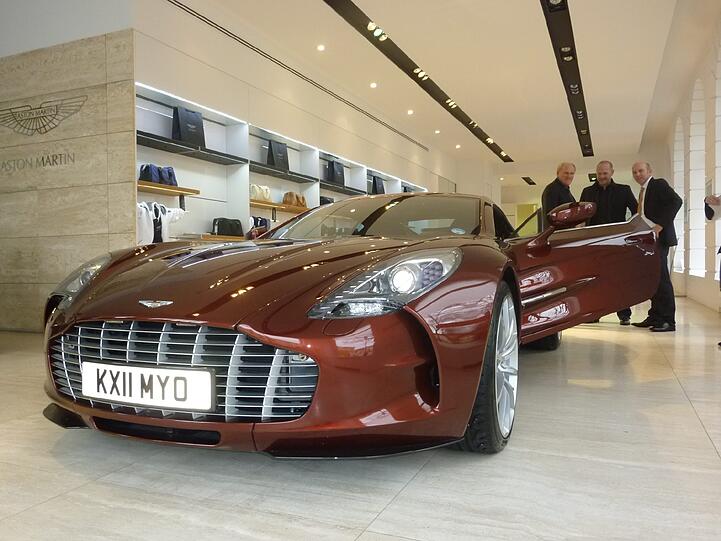 Limitiert auf 77 Stück, 354 Km/h Spitze, 1,7 Millionen Euro teuer: Das sind die Facts des Aston Martin One-77. Die AZ hat sich den Flitzer im Münchner Showroom angeschaut. Die Bilder
