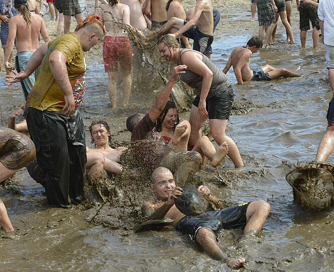 Wilde Schlammschlacht beim "Haltestelle Woodstock"-Festival - und Bundespräsident Gauck ist mittendrin. Sehen Sie hier die verrückten Bilder.