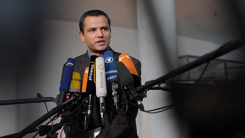 Archivbild: Der niedersächsische SPD-Abgeordnete und designierte Vorsitzende des Neonazi-Untersuchungsausschusses, Sebastian Edathy, gibt in Berlin vor der konstituierenden Sitzung des Ausschusses ein Interview.