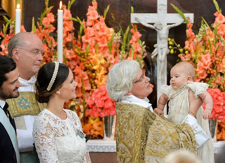 Im Mittelpunkt: Alle Augen sind während der Taufe auf den kleinen Prinz Alexander gerichtet.