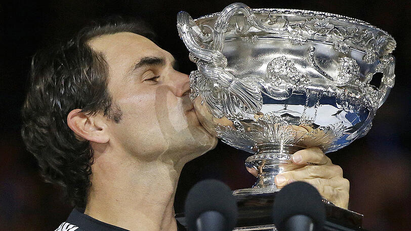 Am Tag nach seinem denkwürdigen Triumph bei den Australian Open hat Tennis-Maestro Roger Federer alle Zweifel an seiner sportlichen Zukunft vom Tisch gewischt. "Ich habe die sechsmonatige Pause auch genommen, damit ich hoffentlich noch einige Jahre spielen kann", sagte der 35-Jährige am Montagmorgen beim traditionellen Fotoshooting in Melbourne. Die zweite Hälfte der Saison 2016 hatte er wegen einer Meniskus-Operation verpasst.