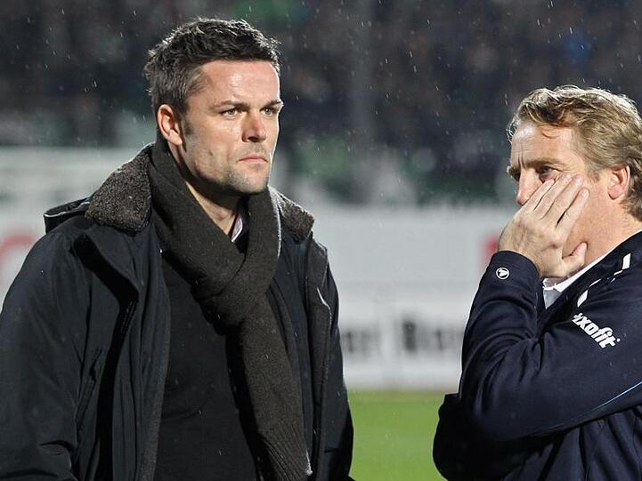 Martin Meichelbeck (l), damals Technischer Direktor beim SpVgg Greuther Fürth, unterhält sich mit Trainer Michael Büsken. Foto: picture alliance/dpa/Archivbild