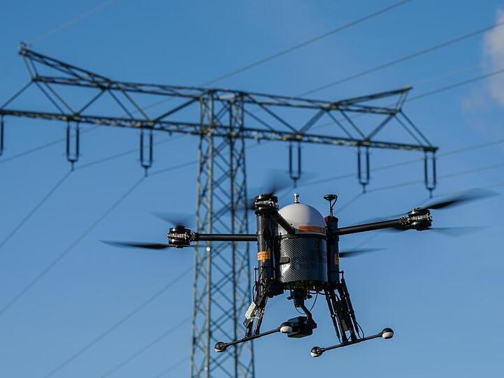 Der Stromnetzbetreiber Mitnetz (Mitteldeutsche Netzgesellschaft Strom mbH) testet eine automatisierte Drohne für Kontrollflüge an Hochspannungsleitungen in Gaulis, südlich von Leipzig.