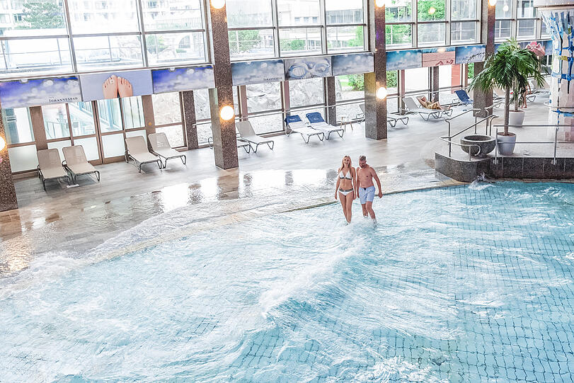 Die Johannesbad Thermenwelt begeistert seine Besucher mit acht riesigen Bewegungsbädern, fünf großen Schwefelgasbädern sowie fünf Saunen.