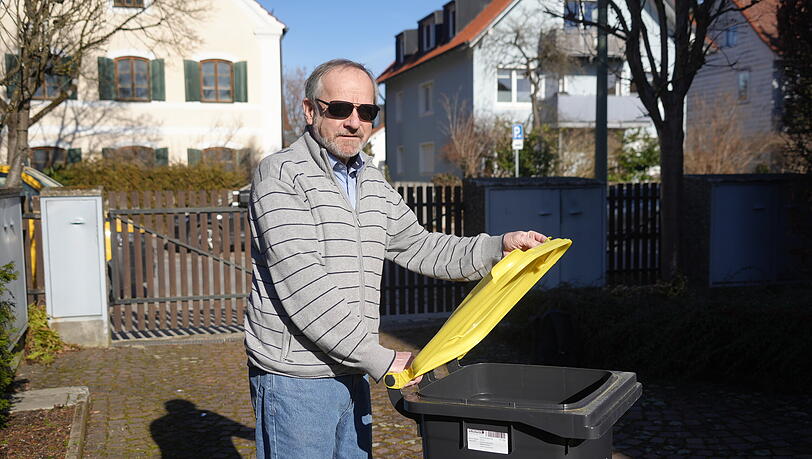 Gerhard Fenzl macht mit beim Pilotversuch Gelbe Tonne in Allach. Er findet die Idee eigentlich gut – mit Abstrichen. Gerhard Fenzl macht mit beim Pilotversuch Gelbe Tonne in Allach. Er findet die Idee eigentlich gut – mit Abstrichen.