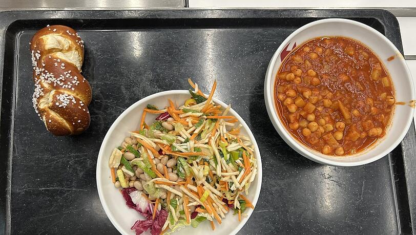 Mensa-Essen: Kichererbseneintopf, Salat. Nichts auszusetzen.