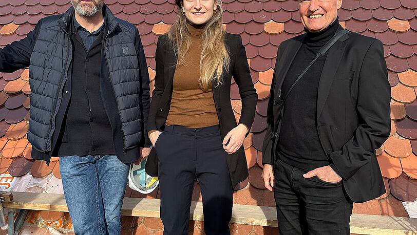 Architekt Florian Nagler, Projektleiterin Sabrina Sommer und Generalkonservator Mathias Pfeil vor dem neu gedeckten Dach. Im Hintergrund ist das Muster gut zu erkennen. Architekt Florian Nagler, Projektleiterin Sabrina Sommer und Generalkonservator Mathias Pfeil vor dem neu gedeckten Dach. Im Hintergrund ist das Muster gut zu erkennen.