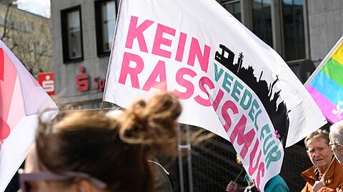 Initiativen gegen Rechtsextremismus und Rassismus sehen sich einer Analyse der Amadeu Antonio Stiftung systematisch unter Druck gesetzt. (Archivbild)