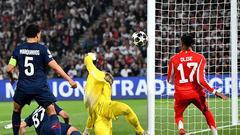 Nach einem Supersolo von Bayerns Michael Olise (r) landet der Ball am Pfosten. Nach einem Supersolo von Bayerns Michael Olise (r) landet der Ball am Pfosten.