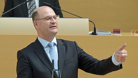 Der Berliner Aktionsplan gegen Steuerbetrug st&ouml;&szlig;t bei Bayerns Finanzminister F&uuml;racker auf wenig Applaus. Er fordert eine Zusammenarbeit von Bund und L&auml;ndern auf Augenh&ouml;he. (Archivbild)
